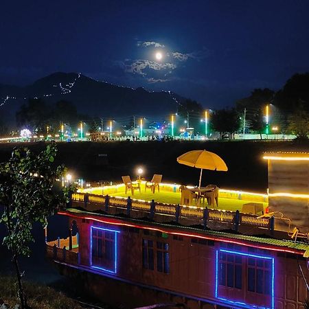 Houseboat Karima Palace Srīnagar Exterior foto