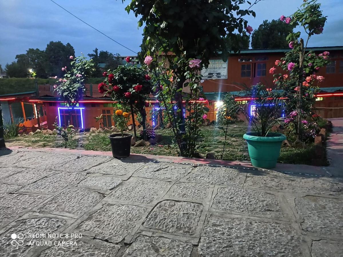 Houseboat Karima Palace Srīnagar Exterior foto