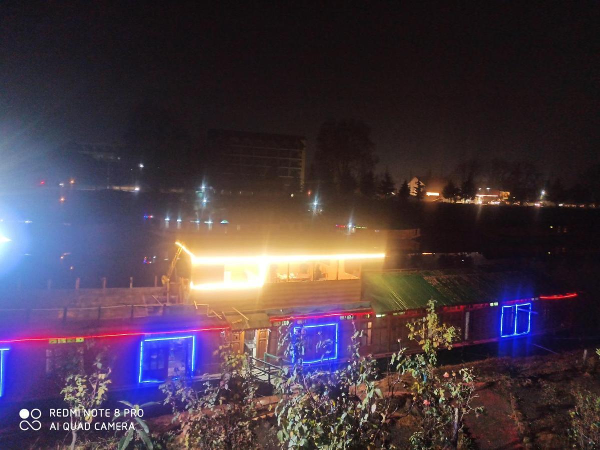Houseboat Karima Palace Srīnagar Exterior foto