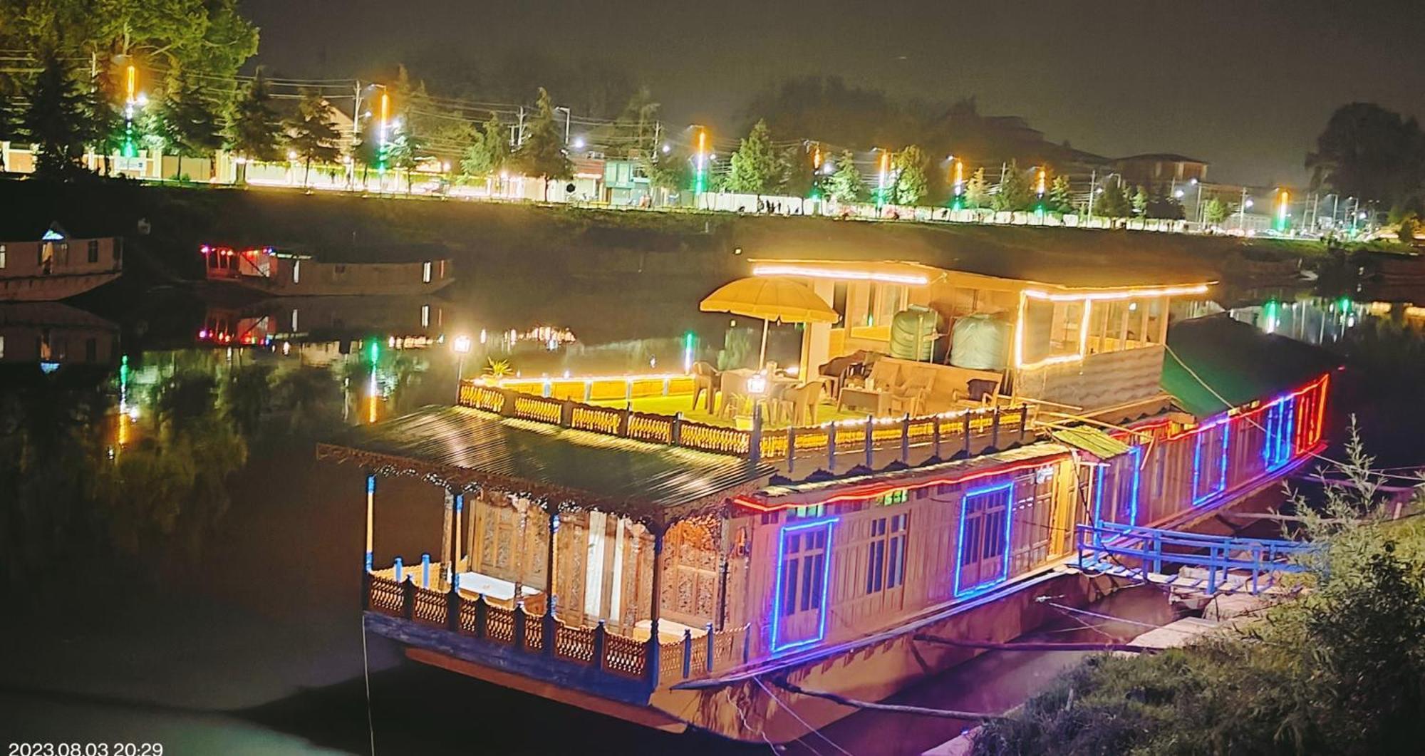 Houseboat Karima Palace Srīnagar Exterior foto