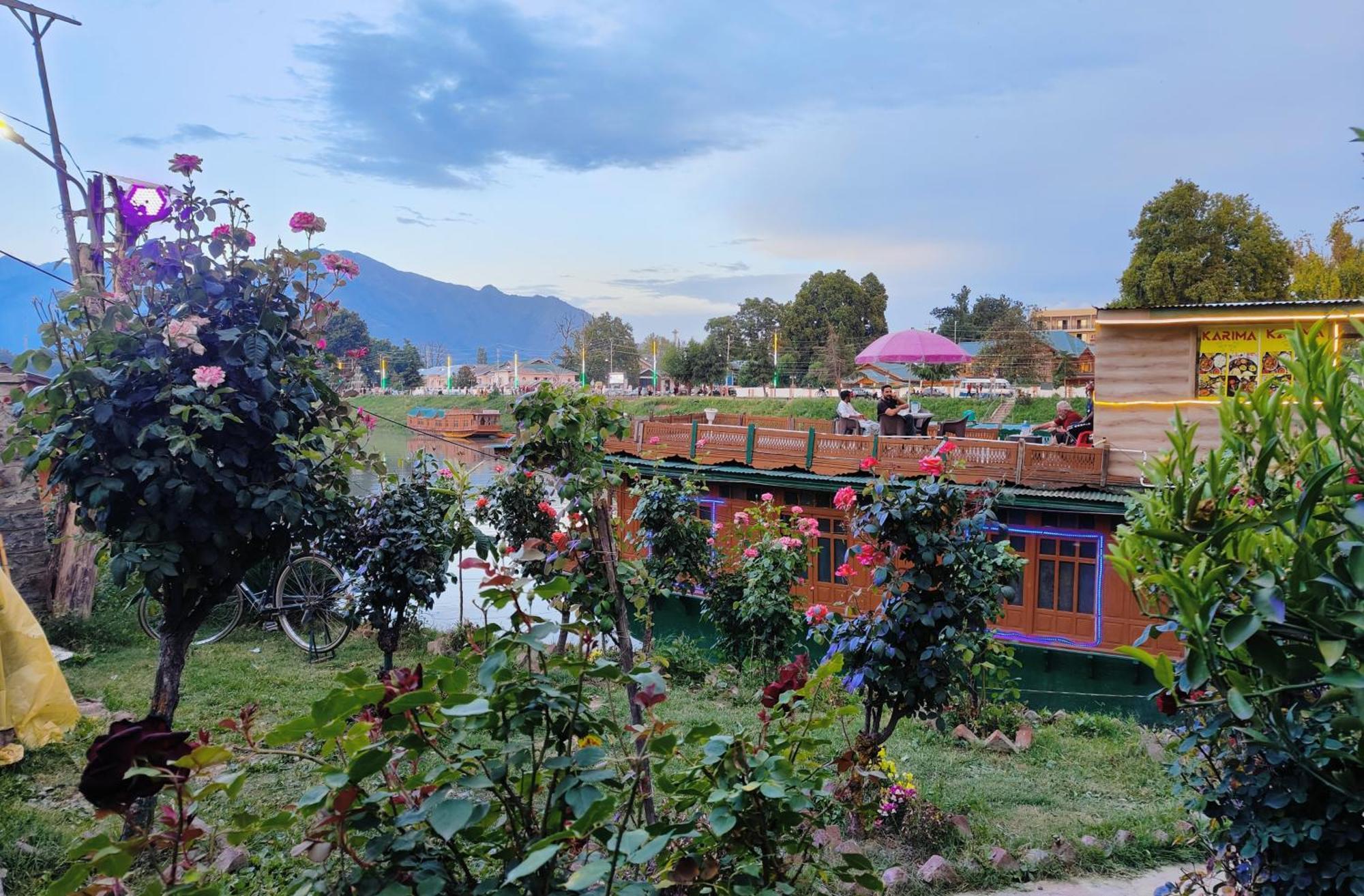 Houseboat Karima Palace Srīnagar Exterior foto