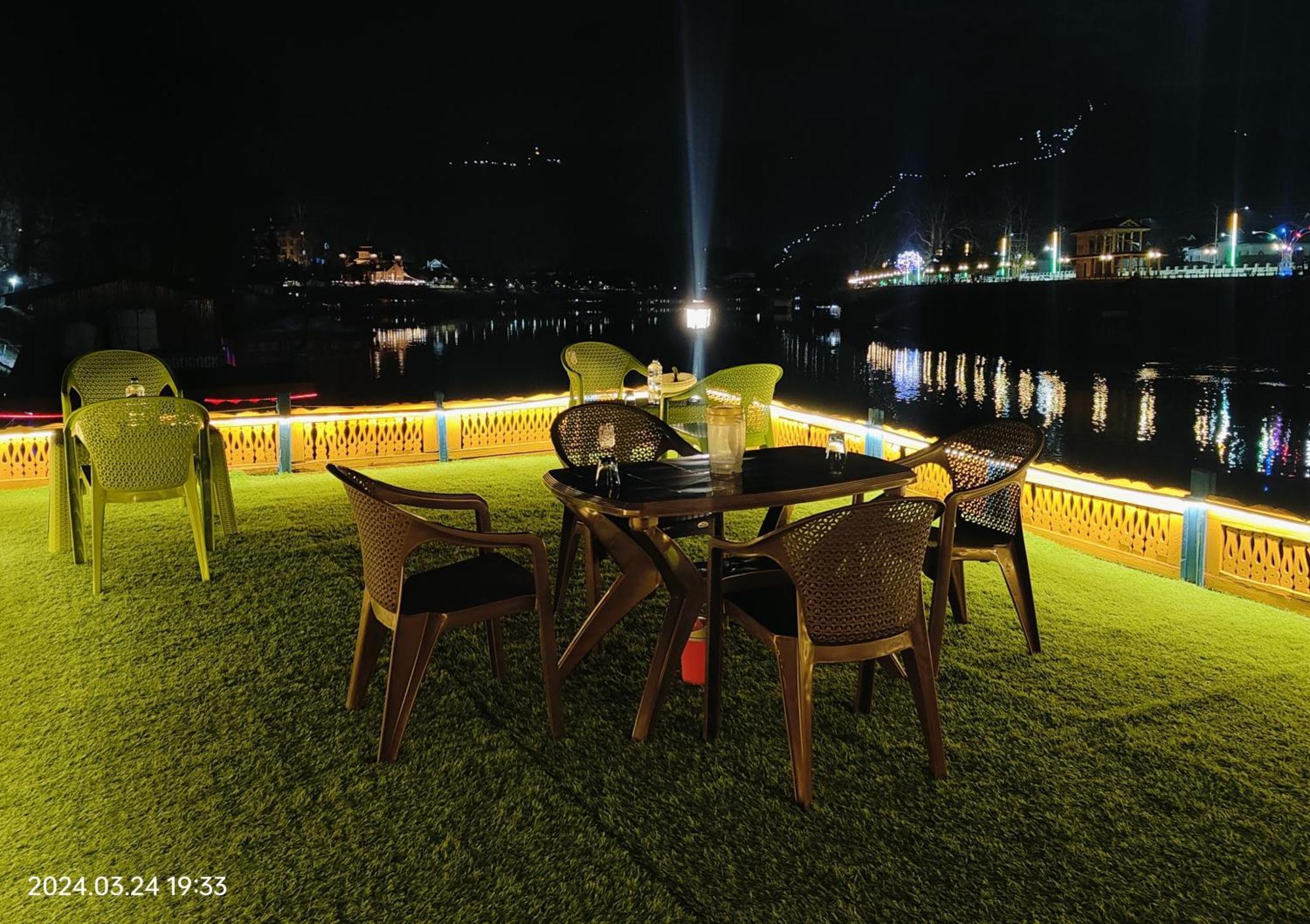 Houseboat Karima Palace Srīnagar Exterior foto