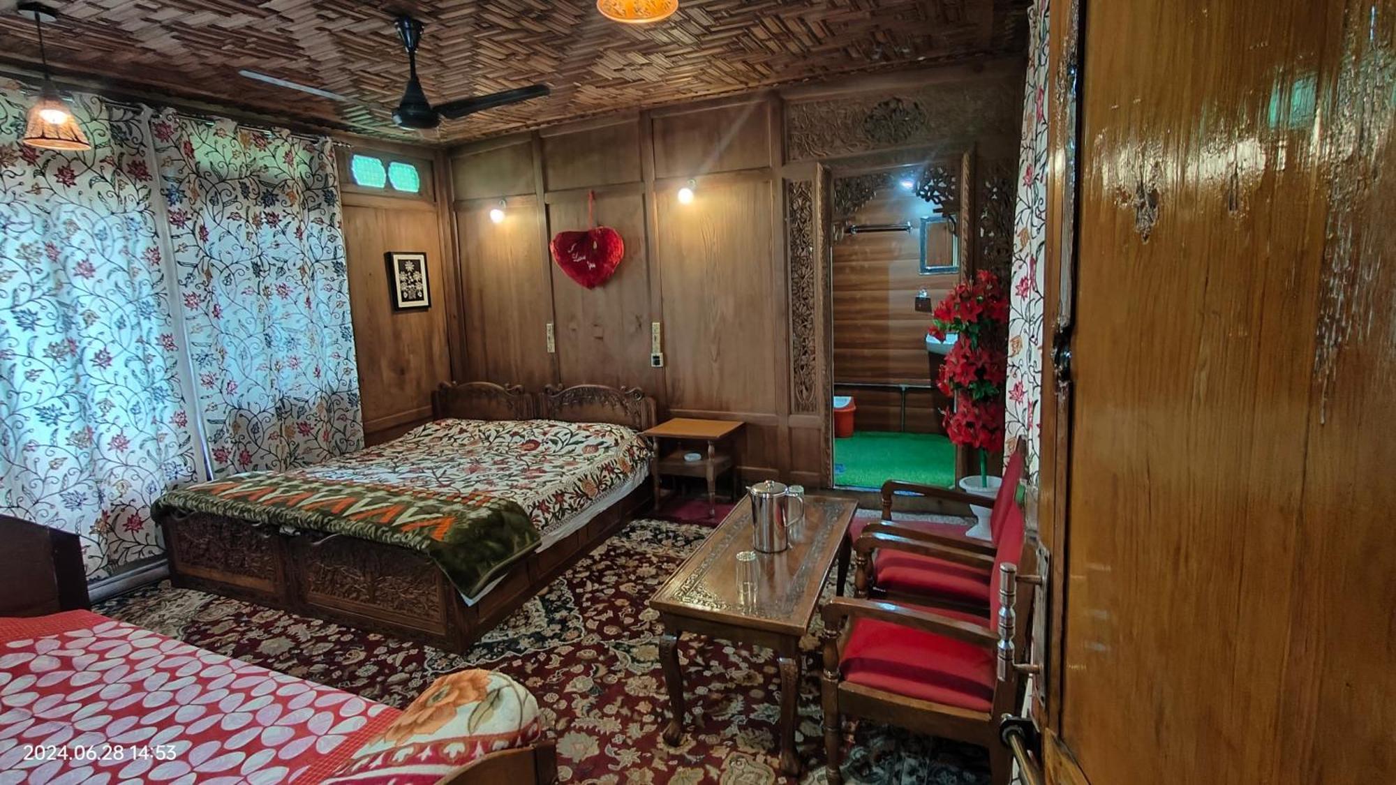 Houseboat Karima Palace Srīnagar Exterior foto