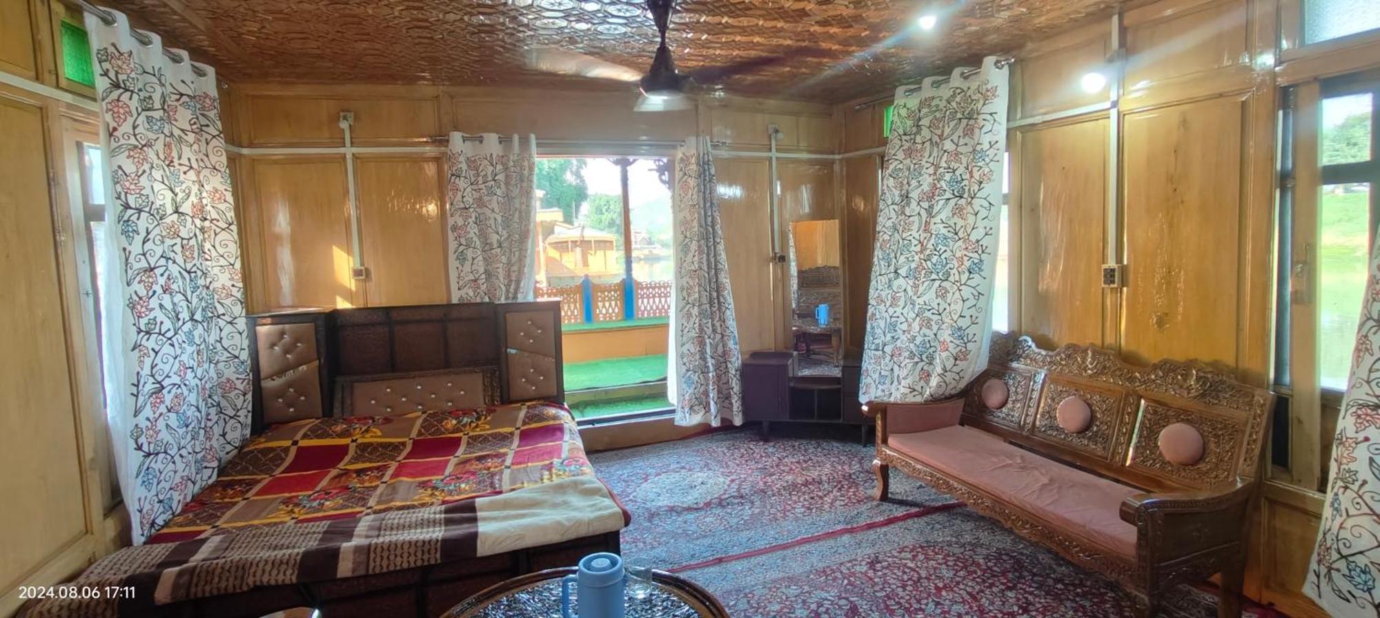 Houseboat Karima Palace Srīnagar Exterior foto