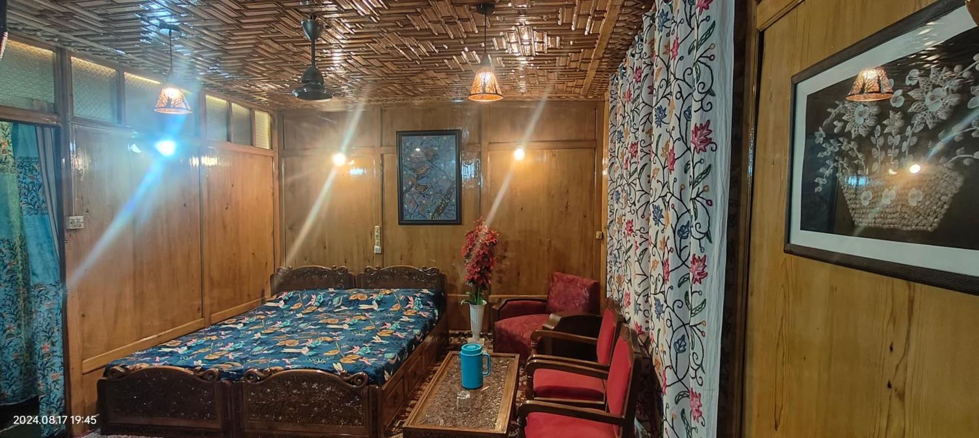 Houseboat Karima Palace Srīnagar Exterior foto