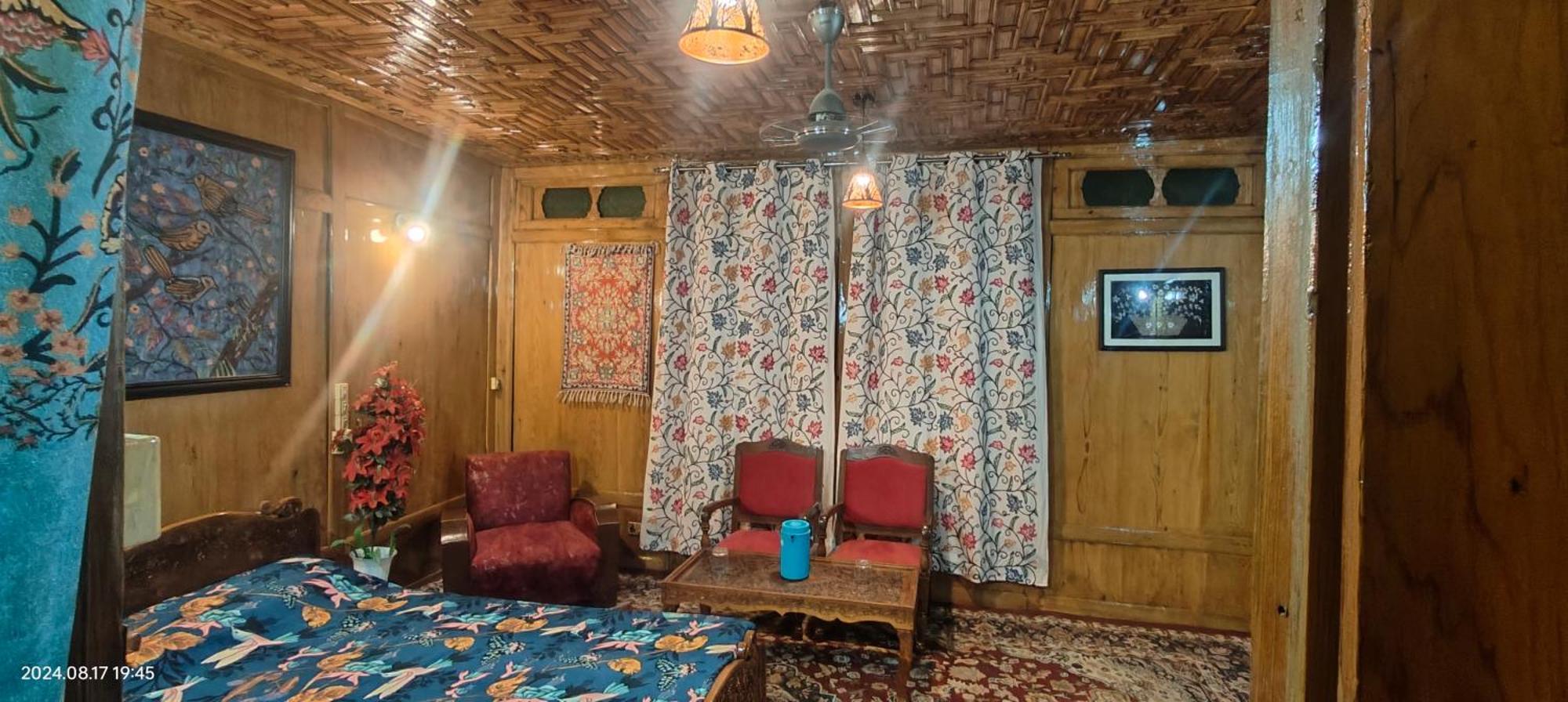 Houseboat Karima Palace Srīnagar Exterior foto